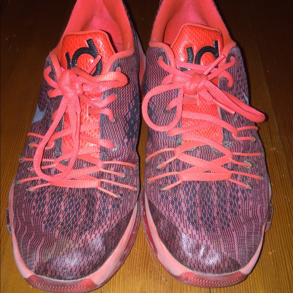 Low top basketball shoes